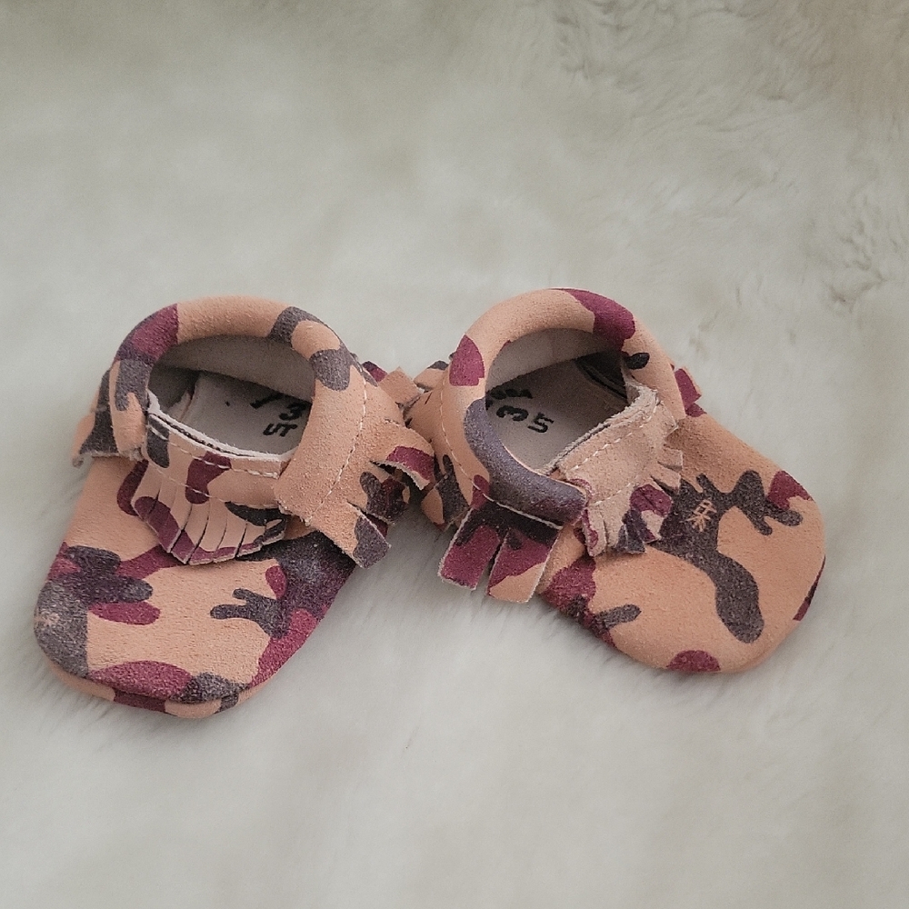 FRESHLY PICKED SHOES | Camo Pink Baby Moccasins. Size 3.